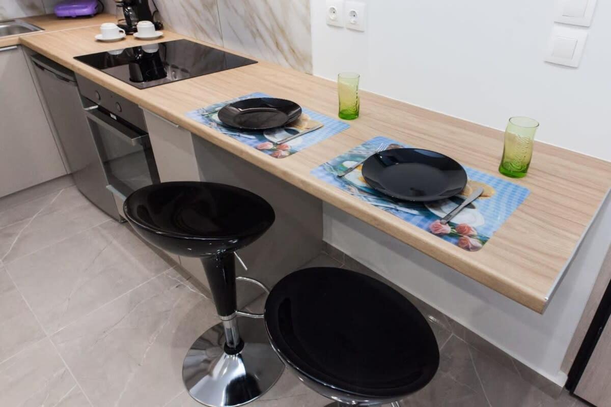Apartament Brand New Urban Getaway Next To Megaro Mousikis Ateny Zewnętrze zdjęcie